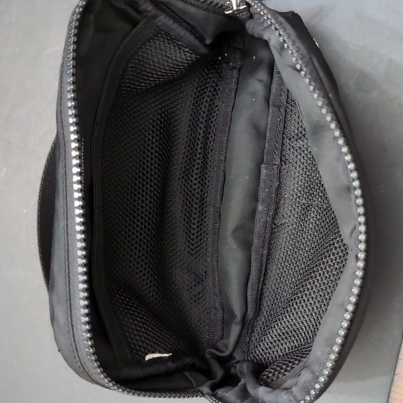 Lululemon Athletica Everywhere Woman's Belt Bag, Black. - Picture 7 of 11